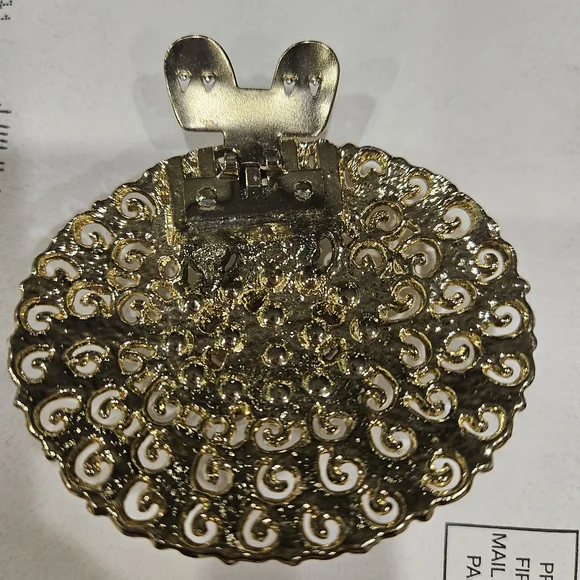 Elegant Gold and Pearl Brooch - Picture 6 of 7